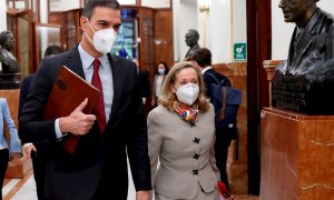 13/10/2021.- El presidente del Gobierno, Pedro Sánchez, y la Vicepresidenta primera y ministra de Asuntos Económicos y Transformación Digital, Nadia Calviño, a su llegada a la sesión de control al Gobierno celebrada este miércoles en el Congreso de los Di