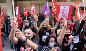 Un grupo de empleados del Banco Sabadell durante una concentración contra el ERE de la empresa, a 8 de octubre de 2021.