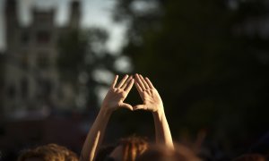 Una mujer participa en una concentración contra los crímenes machistas, a 22 de junio de 2021, en València, País Valencià (España).