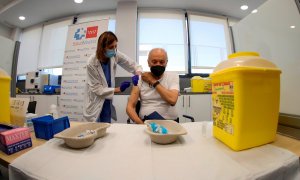 Un hombre se vacuna de la gripe y la covid-19 este lunes 25 de octubre de 2021 en Madrid.