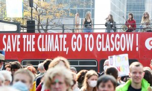 La gente participa en una Marcha por el Clima en Bruselas, Bélgica, antes de la cumbre climática COP26 en Glasgow, el 10 de octubre de 2021.