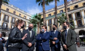 El alcalde de Madrid, José Luis Martínez-Almeida (c) acompañado entre otros por el portavoz del PPC en el ayuntamiento de Barcelona, Josep Bou (2i) y el concejal popular Óscar Ramírez (d), ha pedido hoy al Gobierno que plantee una "solución inmediata" par