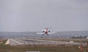 Un avión aterrizando en el aeropuerto de Palma durante la mañana de este sábado.