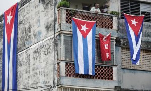 Banderas de Cuba ondean en la casa del actor Yunior Garcia, impulsor del grupo en Facebook 'Archipelago', que ha alentado las protestas del 15N.