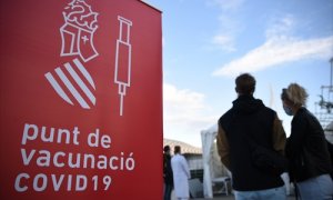 Varias personas acuden recibir la vacuna contra el Covid-19, en un punto de vacunación instalado con motivo del Festival de Les Arts, a 4 de noviembre de 2021, en València.