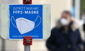 Un letrero informa a las personas que se cubran la boca y la nariz con una máscara FFP2 en el pequeño pueblo de Unterschleissheim, cerca de Múnich, en el sur de Alemania, el 18 de noviembre de 2021.