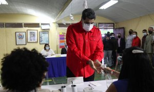 El presidente Nicolás Maduro utiliza gel hidroalcohólico tras votar.