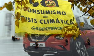 "Consumismo=crisis climática", reza una pancarta contra el Black Friday desplegada por Greenpeace en 2019 en la Gran Vía de Madrid.