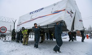 Personal del equipo de rescate acuden al accidente en una mina en Kemerovo, provincia al norte de Rusia este 25 de noviembre de 2021.