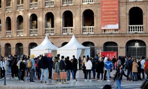 27/11/2021 Cientos de personas se vacunan en puntos móviles puestos por el Black Friday