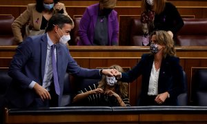 25/11/2021 El presidente del Gobierno, Pedro Sánchez, saluda a la ministra de Transición Ecológica, Teresa Ribera durante el pleno celebrado el pasado jueves en el Congreso.