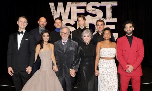 Steven Spielberg y el resto del elenco en la nueva entrega de la clásica 'West Side Story'.