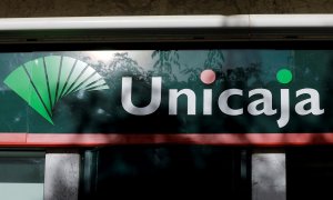 El logo de Unicaja en una de sus sucursales en la localidad malagueña de Ronde. REUTERS/Jon Nazca