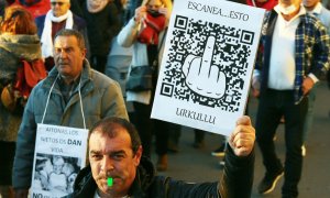 Asistentes a la manifestación convocada por la plataforma Bizitza, que recorrieron el sábado las calles de San Sebastián como protesta por la implantación del llamado pasaporte covid.