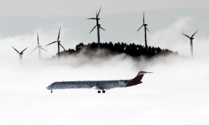 28/12/21. Un avión atraviesa la niebla en Navarra, a 20 de diciembre de 2021.