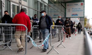 Varias personas hacen cola para la tercera dosis del Covid, en el Wizink Center, a 23 de noviembre de 2021, en Madrid.