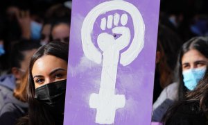 25/11/2021 Una alumna de la Universidad de Santiago con un cartel feminista durante una sentada feminista