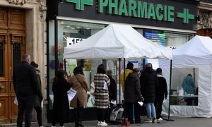 Varias personas guardan cola para hacerse la prueba del covid-19 frente a una farmacia en París. REUTERS/Sarah Meyssonnier