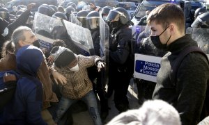 Una de les càrregues policials durant el desallotjament de la nau ocupada a Badalona.