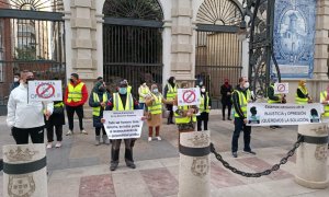 Trabajadores transfronterizos manifestándose frente a la Delegación del Gobierno de Ceuta