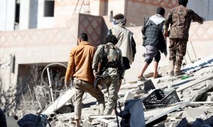 Los yemeníes inspeccionan los restos de los edificios después de que fueran alcanzados por ataques aéreos liderados por Arabia Saudí.