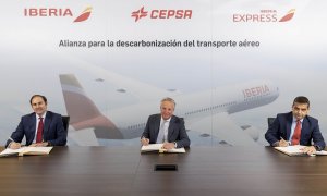 El presidente y consejero delegado de Iberia, Javier Sánchez-Prieto (i), el consejero delegado de Cepsa, Maarten Wetselaar (c), y el consejero delegado de Iberia Express, Carlos Gómez (d), en la firma del acuerdo.