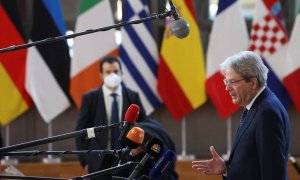 El comisario europeo de Finanzas, Paolo Gentiloni, atiende a los medios de comunicación en Bruselas el 17 de enero de 2022.