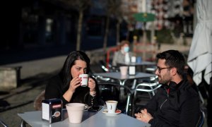 Dos clientes en la terraza de un bar de Ourense este miércoles 26 de enero de 2022.