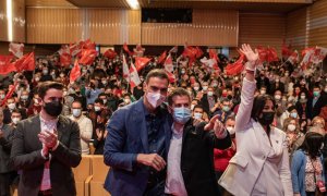 El presidente del Gobierno y secretario general del PSOE, Pedro Sánchez, junto a Luis Tudanca en Zamora, en el Teatro Ramos Carrión, a 29 de enero de 2022, en Zamora.