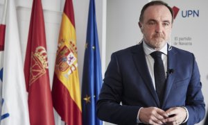 El presidente de UPN, Javier Esparza, posa después de ofrecer una rueda de prensa en la sede de UPN, a 4 de febrero de 2022, en Pamplona, Navarra.