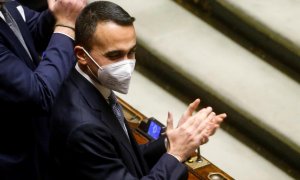 El Ministro de Relaciones Exteriores italiano, Luigi Di Maio, aplaude en la Cámara Baja (Cámara de Diputados) en Roma, Italia, el 29 de enero de 2022