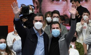 El presidente del Gobierno Pedro Sánchez (i) junto con el candidato del PSOE a la presidencia de la Junta de Castilla y León, Luis Tudanca (d), el pasado domingo en León.