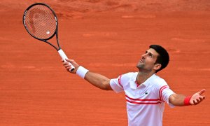 Foto de archivo tomada en junio de 2021 en la que se muestra al serbio Novak Djokovic reaccionando después de ganar un punto contra el italiano Lorenzo Musetti.