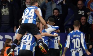 Los jugadores del Espayol celebran un gol ante el FC Barcelona junto a su afición el domingo 13 de febrero de 2022.