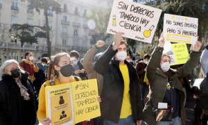 Jóvenes investigadores se concentran frente al Congreso para exigir medidas contra la precariedad en la Ciencia.