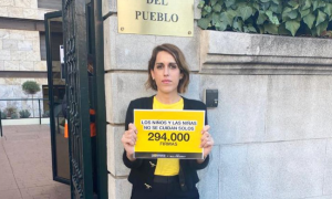 18/2/22- Miembro de malasmadres presentando las 300.000 firmas al defensor del puesblo