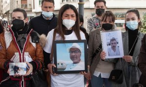 Familiares muestran retratos de varios de los miembros de la tripulación durante una multitudinaria protesta para lograr que se retome la búsqueda de los 12 marineros desaparecidos en el naufragio del Villa de Pitanxo, este domingo en el municipio pontev