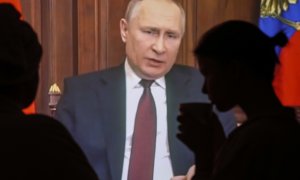 El pueblo ruso ve un discurso televisado especial del presidente ruso, Vladimir Putin, sobre la autorización de una operación militar especial en la región ucraniana de Donbass en Moscú, Rusia, el 24 de febrero de 2022. Putin anunció que el objetivo es de