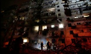 Los bomberos trabajan en edificio residencial dañado por los ataques rusos, en Kiev, Ucrania, este viernes