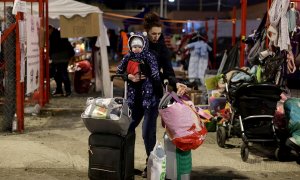 04/03/2022 Una mujer sostiene a su bebé en la frontera entre Ucrania y Eslovaquia, en Vysne Nemecke