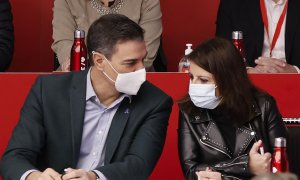 El presidente del Gobierno y secretario general de los socialistas, Pedro Sánchez, y la vicesecretaria general del partido, Adriana Lastra, durante el Comité Federal del PSOE este domingo.