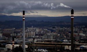 10/03/2022-Dos de las chimeneas de la refinería Repsol de A Coruña