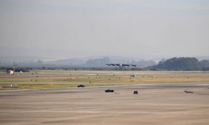 Aterrizaje de un bombardero B-52H en la base aérea de Morón.