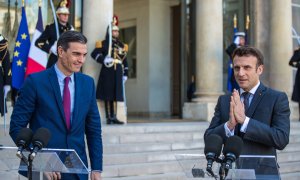 Pedro Sánchez habla con la prensa durante una declaración conjunta con el presidente francés, Emmanuel Macron.