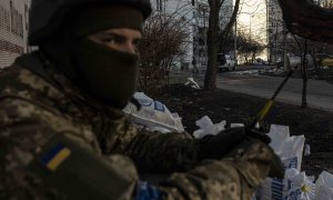 Un miliciano ucraniano apostado en una barricada del distrito de Moskovskyi, en Járkov, donde mantienen la defensa de la ciudad.