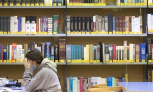 Una estudiante en la Biblioteca Elena Fortún, en una imagen del 10 de enero de 2022, en Madrid.