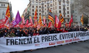 23/03/2022 - La capçalera de la manifestació de Barcelona d'aquest dimecres per reclamar el control dels preus de l'energia.