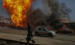 Un hombre pasa junto a un incendio después de un bombardeo ruso en la ciudad ucraniana de Járkov. REUTERS/Oleg Pereverzev