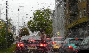 Cómo conducir con seguridad bajo el temporal de lluvia