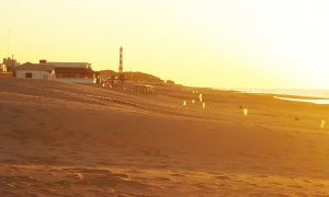 Una imagen de archivo de un paisaje con el faro de Claromecó al fondo